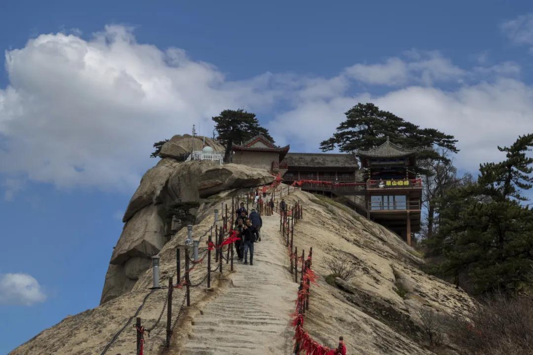 登高望远，云海之上，古寺隐现，心旷神怡。