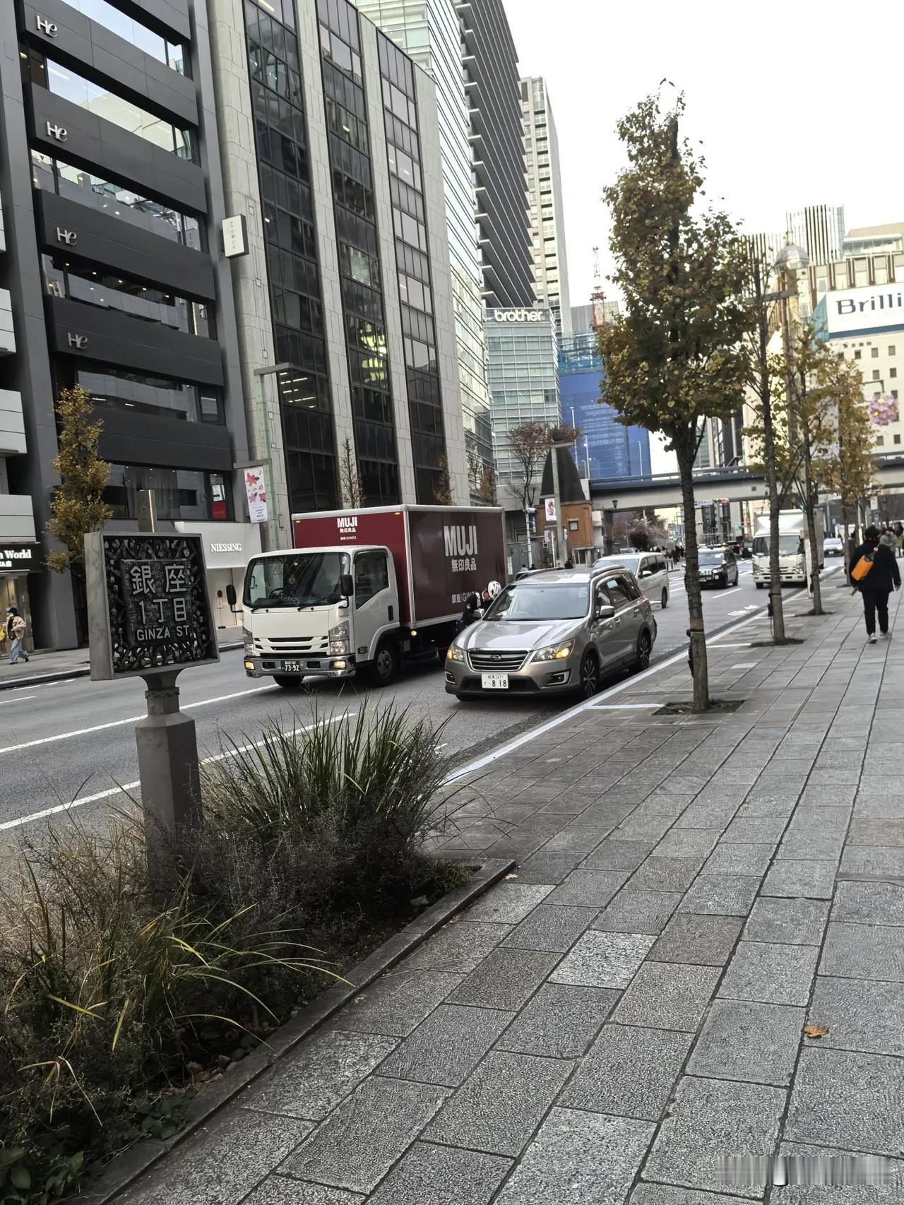 东京银座，警察在查街边违章临停。
日本警察骑自行车执勤，真正的环保从政府部门做起