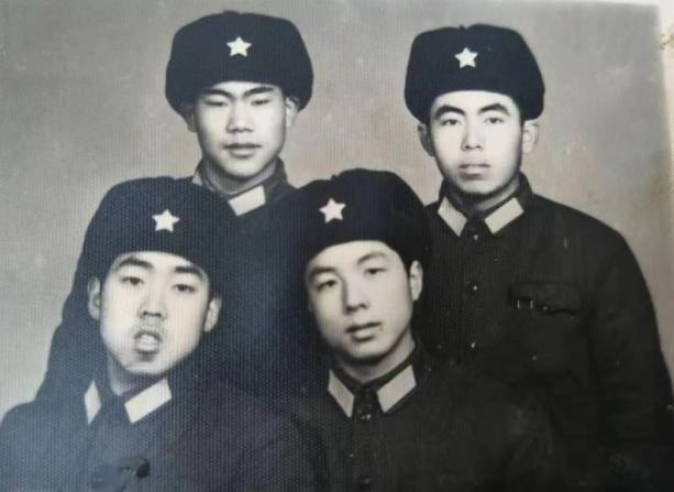 1976年，知青张连成不顾家人反对，执意迎娶乡下姑娘，10年后拖家带口返乡，父亲