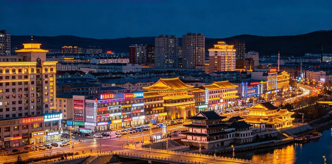 夜幕降临，延吉这座边陲小城才真正睁开了眼睛。

        你见过东北最热闹