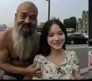 什么叫老桃毛（天津话）？桃毛就是岁数比较大的男人，见了小媳妇小闺女言谈话语比较轻