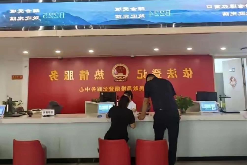 这就是命啊！一对夫妻闹离婚，在去民政局的路上，妻子突然不舒服，恶心呕吐，丈夫见状