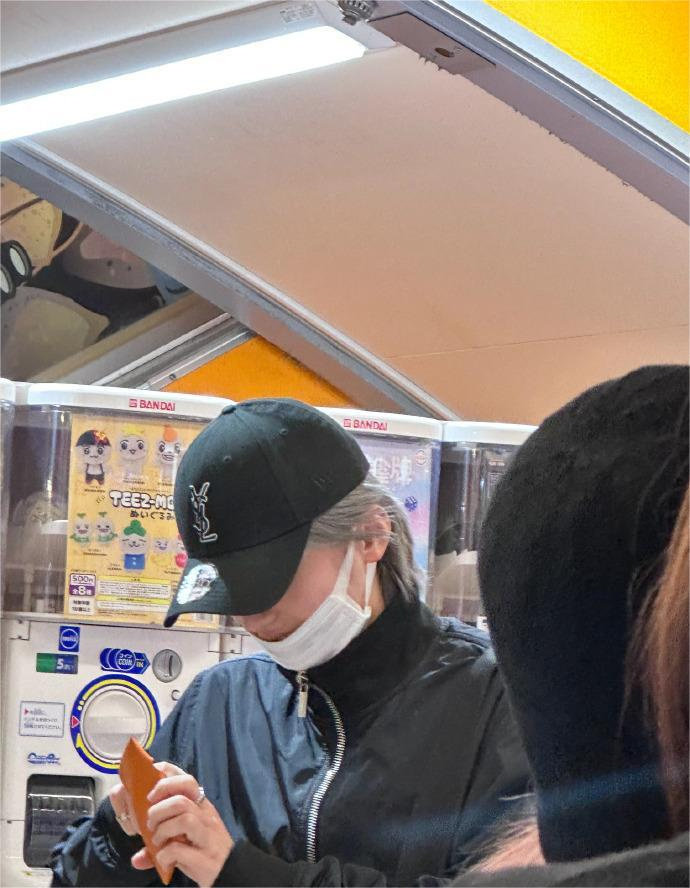 #网友逛街偶遇道枝骏佑# 有网友偶遇戴鸭舌帽白口罩的道枝弟弟，近距离看状态也很好