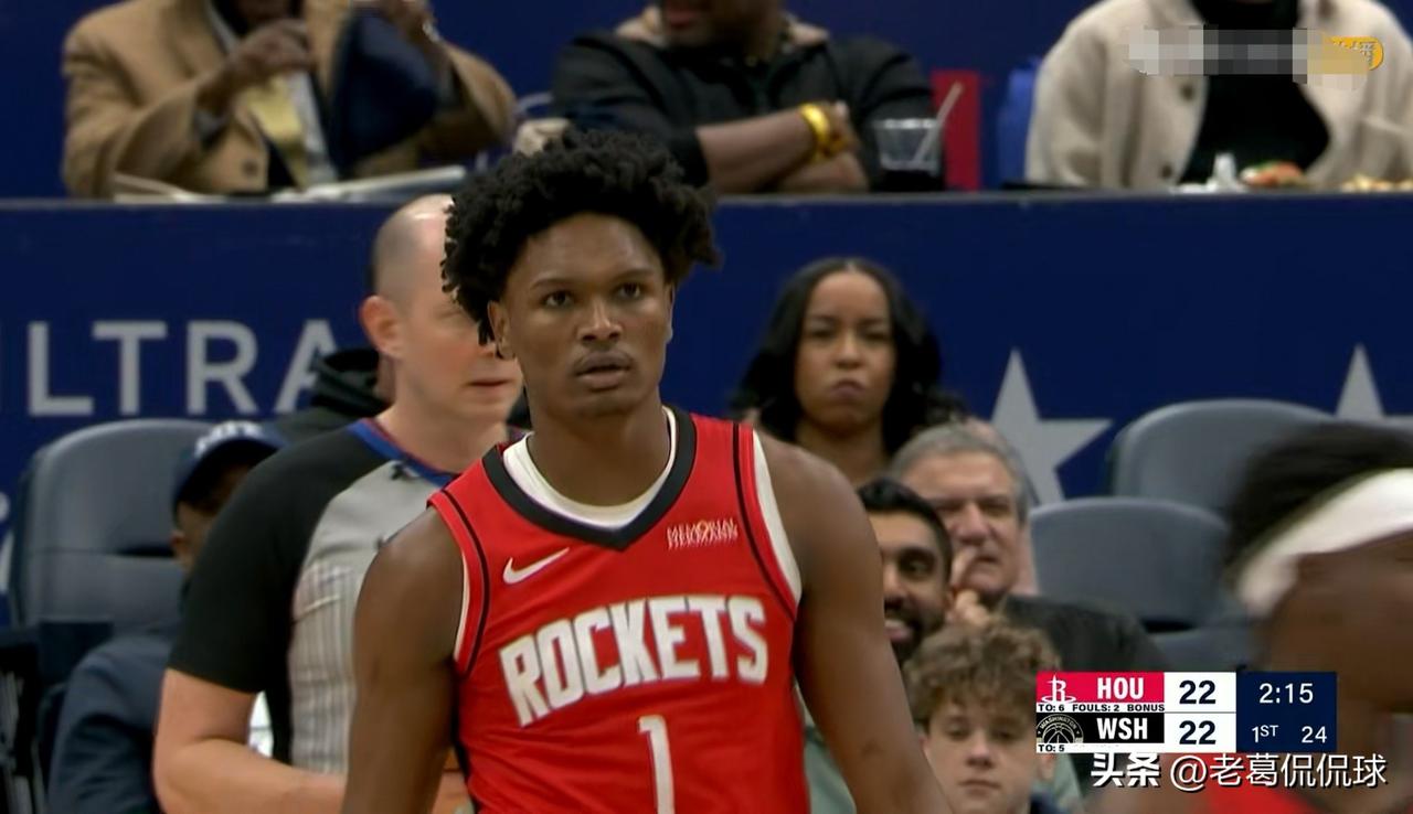 火箭球星阿门-汤普森真是不可救药了！在今天火箭客场挑战奇才的比赛中，目前双方的首