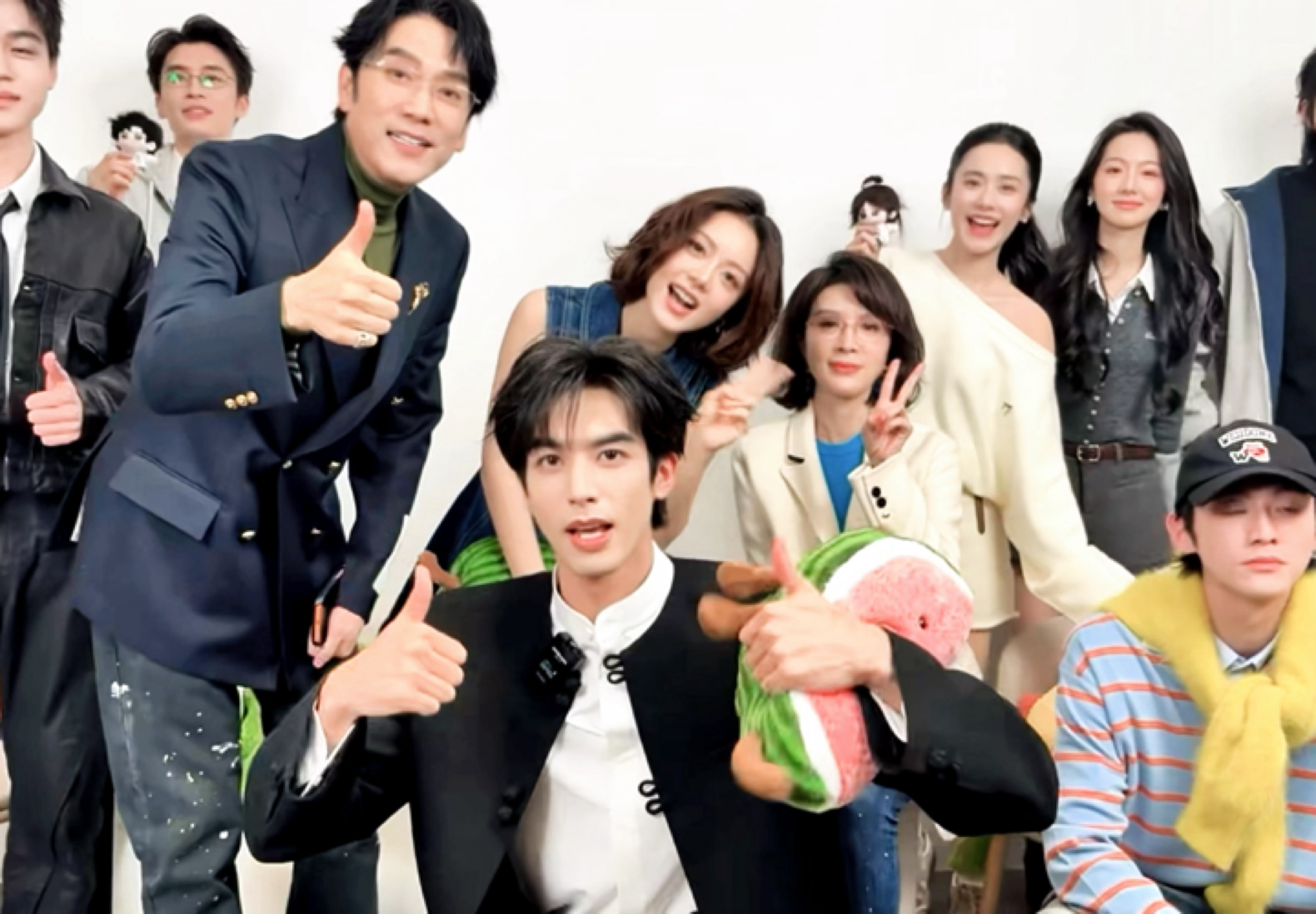 好萌哦我们骄阳大家庭….🥺宋威龙你怎么突然就cuan出去了 谁能告诉我他今天咋