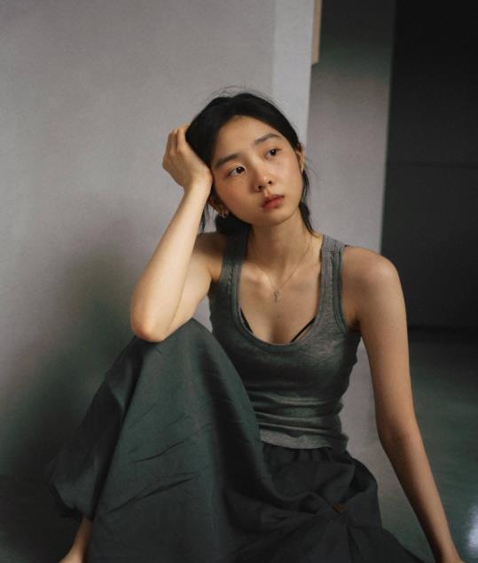 20岁黄多多状态 黄磊孙莉的大女儿黄多多已经20岁了，多妹晒出最新照片，皮肤黝黑