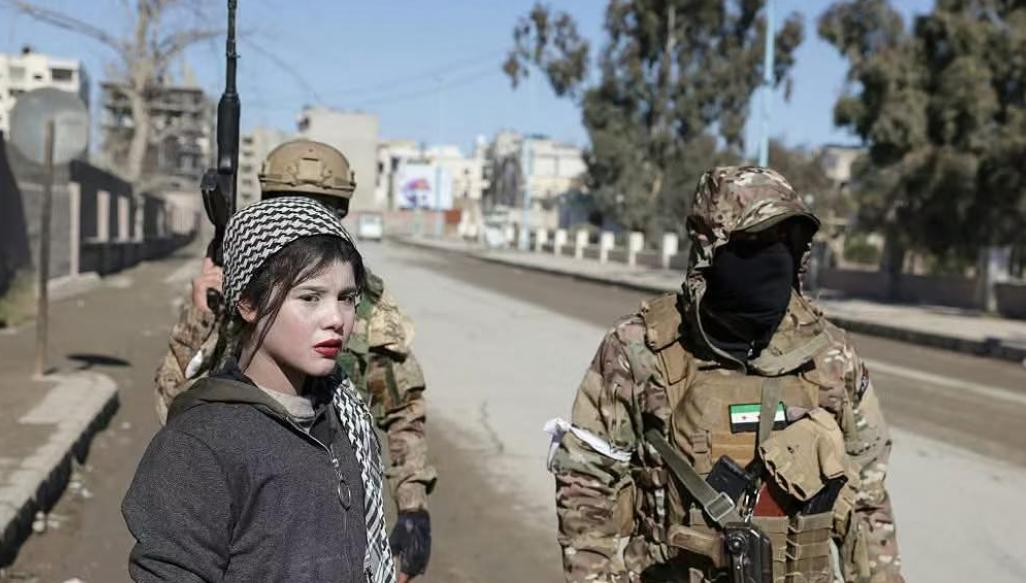朱拉尼的叙利亚新军队穿插包围，竟然抓住了一名不到15岁的库尔德女性狙击手！这名不