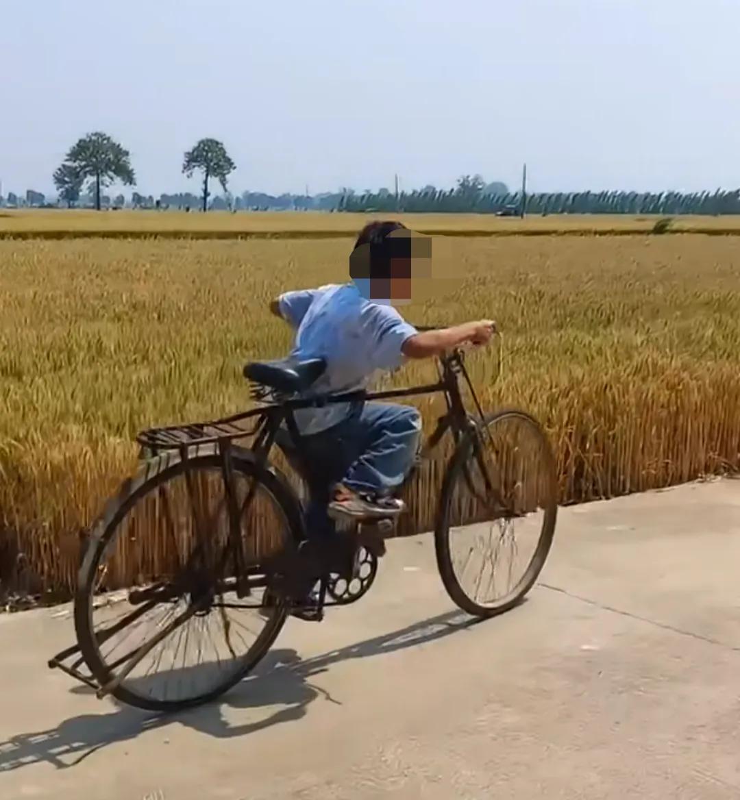 再小众的需求也有市场
小伙上门教学自行车，一次收费几百元
学员以20-30岁为主