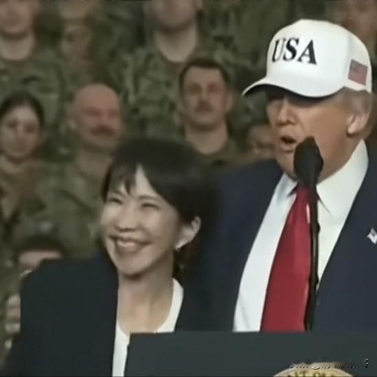 网上特意搜了一下，老特搂抱女人已经不是第一次，从日本高层，到韩国慰安妇代表，从朋