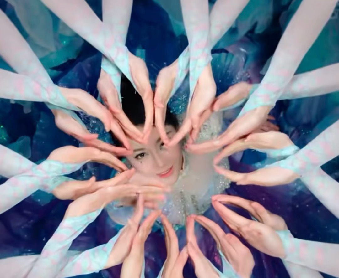 春晚段子大考 迪丽热巴是真美，美人鱼般的灵动，非常惊艳！春晚