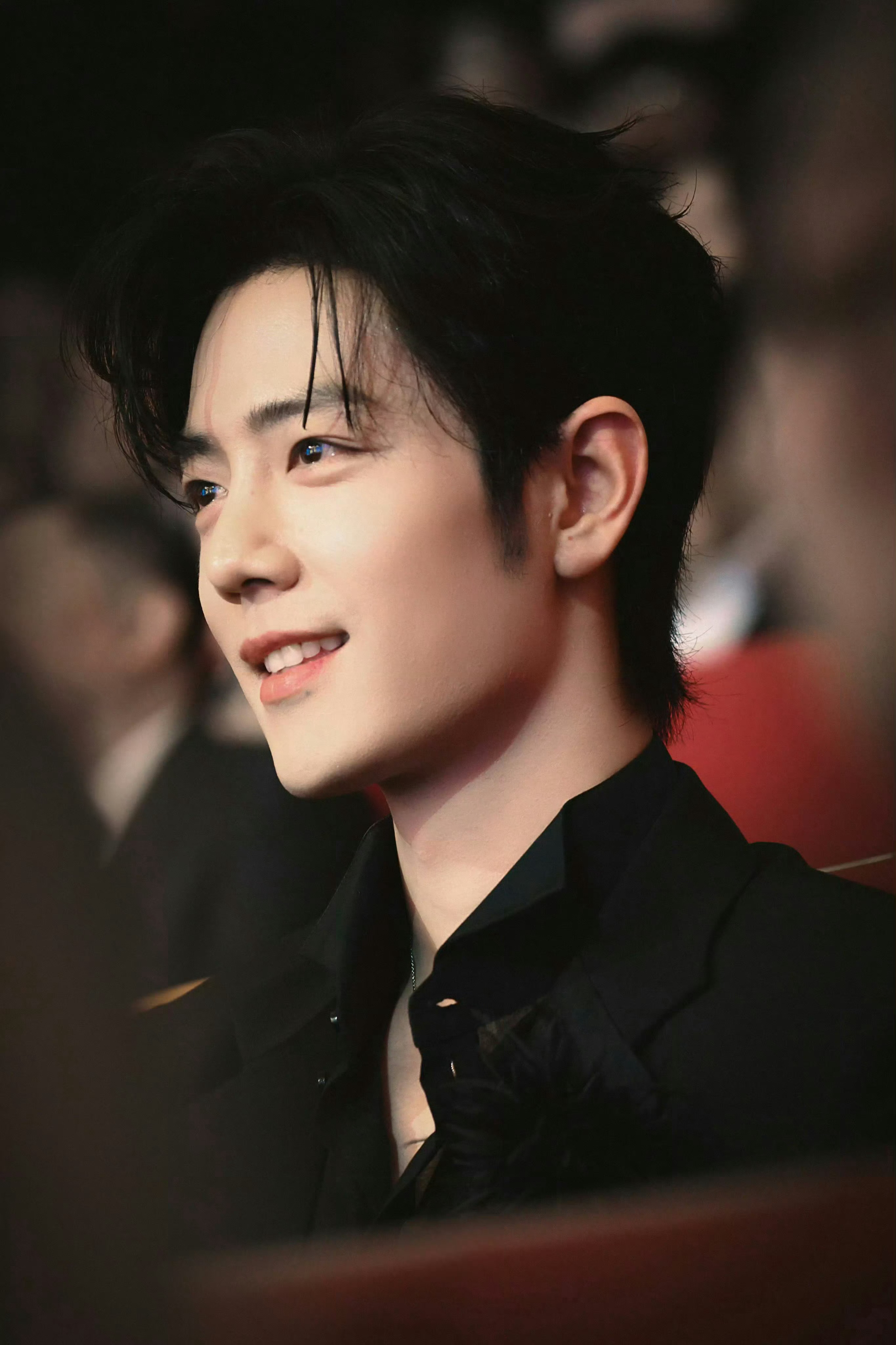 一直觉得内娱长久以来都在刻意将流量与奖项割裂成两个完全对立的世界，仿佛定下了一条