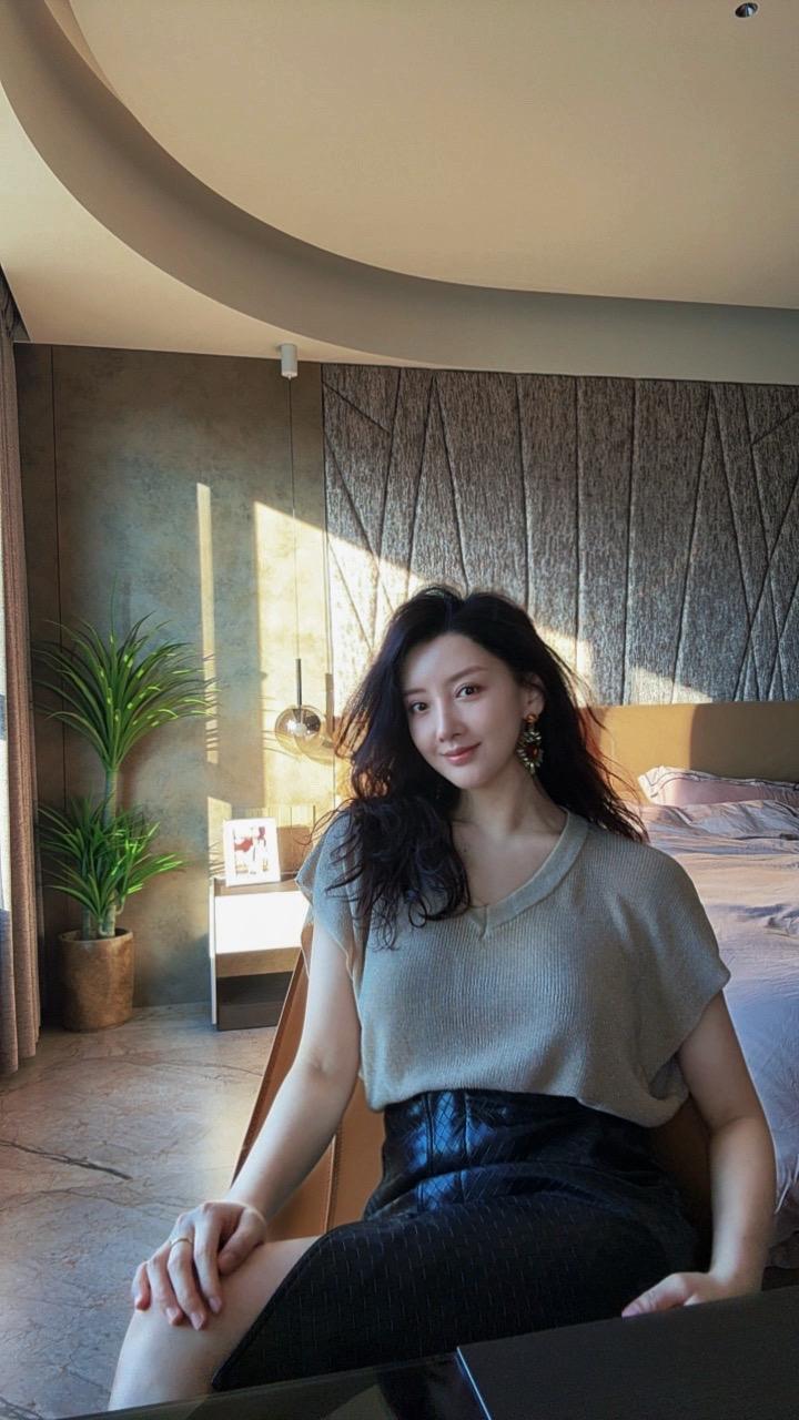 以前觉得一群人灯红酒绿  就是自由  现在觉得  一个人坐下来安静的吃...