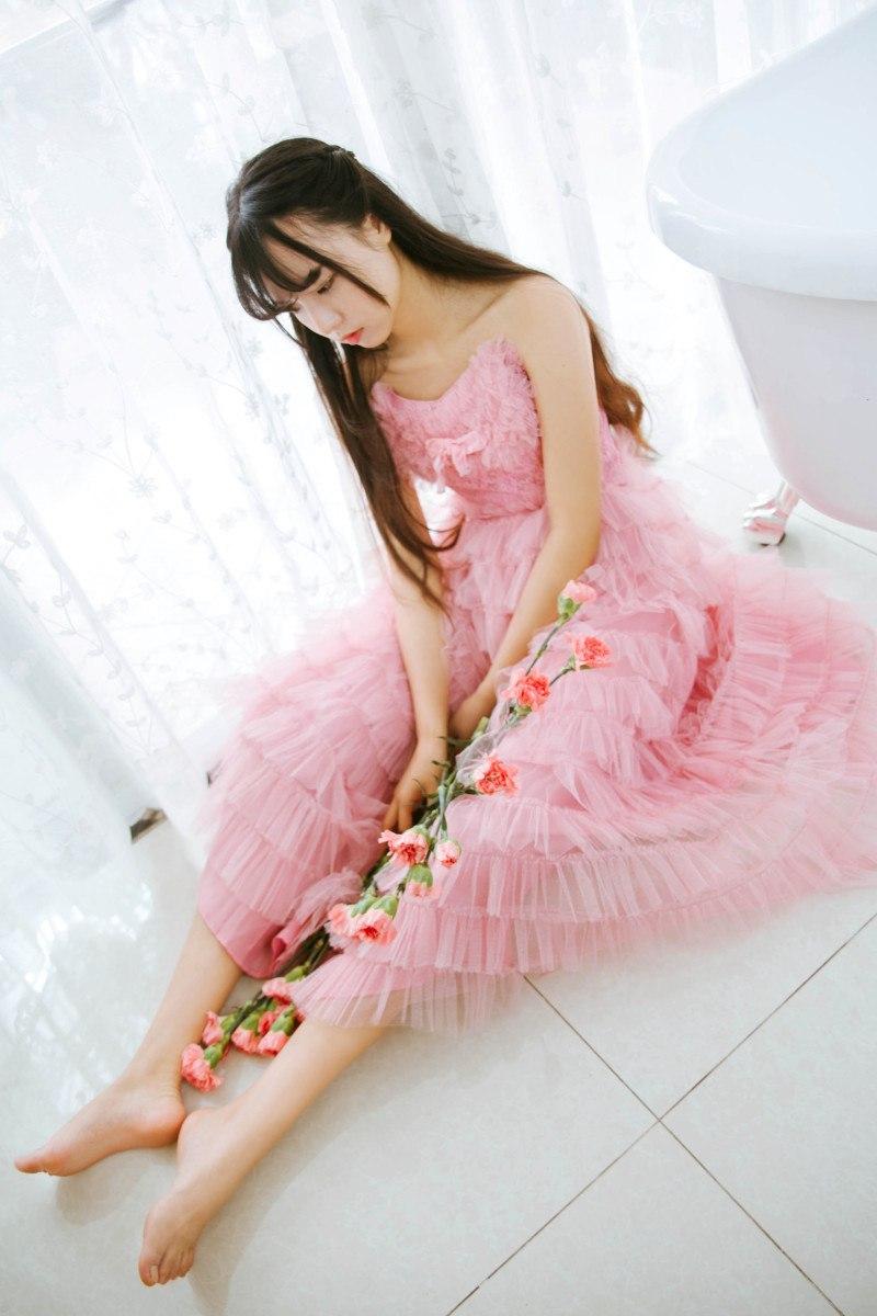 梦幻粉裙少女，与花共舞的浪漫时光粉裙少女 美少女 甜粉花漾少女 温柔花裙少女