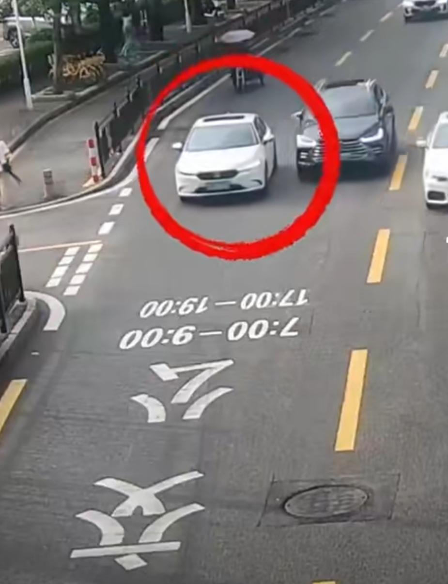 广东珠海一处早高峰车流密集的主干道上，一场突发交通事故牵动人心。路面车流缓行时，
