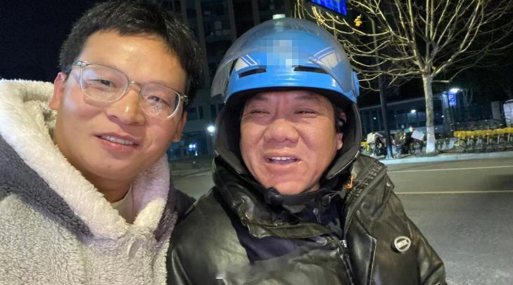 杭州外卖小哥用行动诠释拾金不昧 近日，浙江杭州，苗先生下班遗失手机，外卖小哥胡保