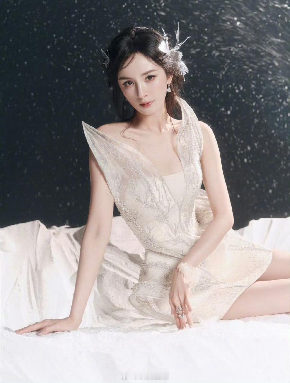 杨幂cos艾琳有仙气有神性的冰雪公主，杨幂cos太成功啦。[期待] ​​​