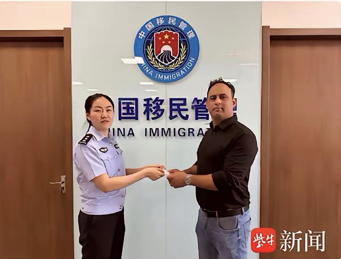 一名疑似来自南亚印度的男子作为“外国人才”在扬中获得了中国的“外国人永久居住证”