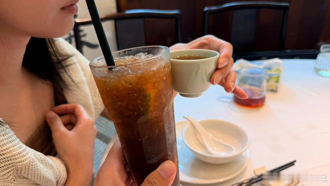 晨早流流，广东佬真的很喜欢排队饮早茶！还没起床就开始排号开电车来的会早到所以还是
