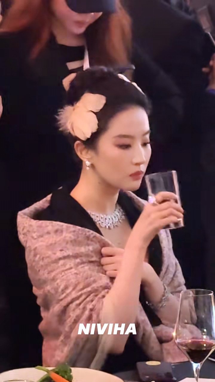 刘亦菲以前红酒今天热水刘亦菲生病改喝热水了以前刘亦菲参加这种活动比优雅小酌来着，