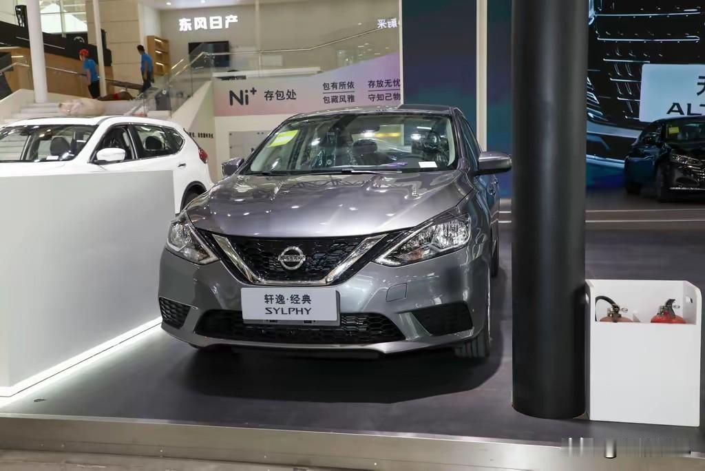 新手可以考虑买轩逸。它定位8 - 12万级紧凑型家用轿车，2026款指导价7.9