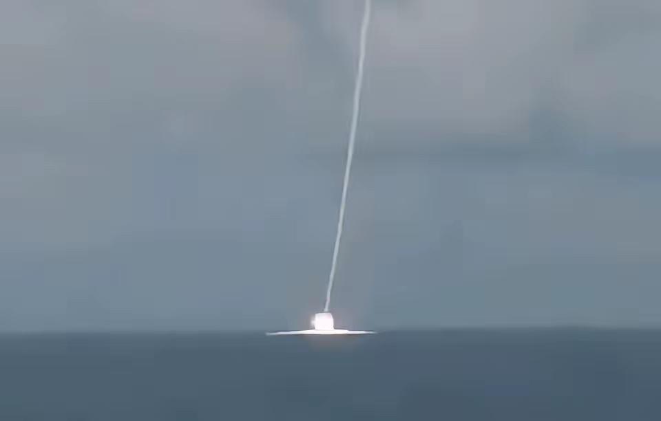 霸气！仿佛如来佛掌，灌顶击杀。中国海军当着几个国家的面，发射舰空导弹使用高抛弹道