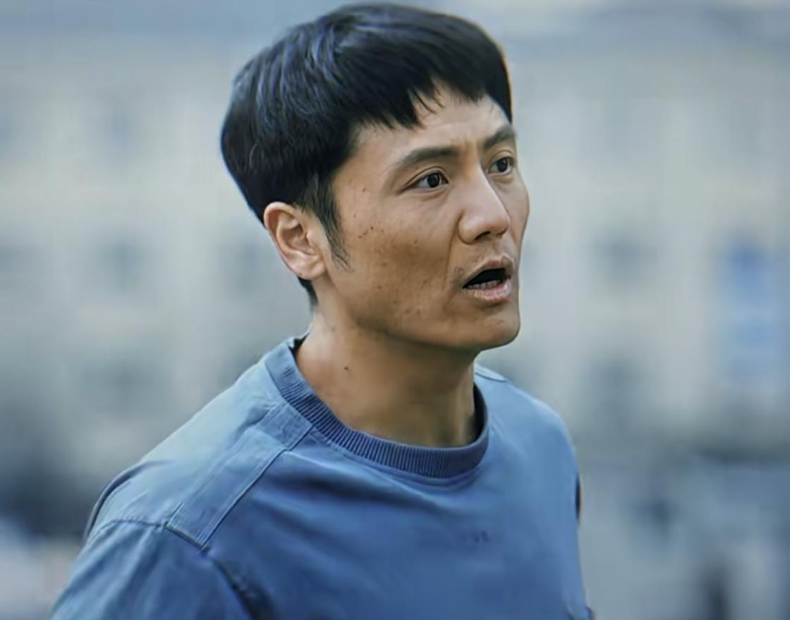 强者从不抱怨环境
交警：你好同志 ，这条路我不能过 ，
师傅：我们前头一拐弯儿就