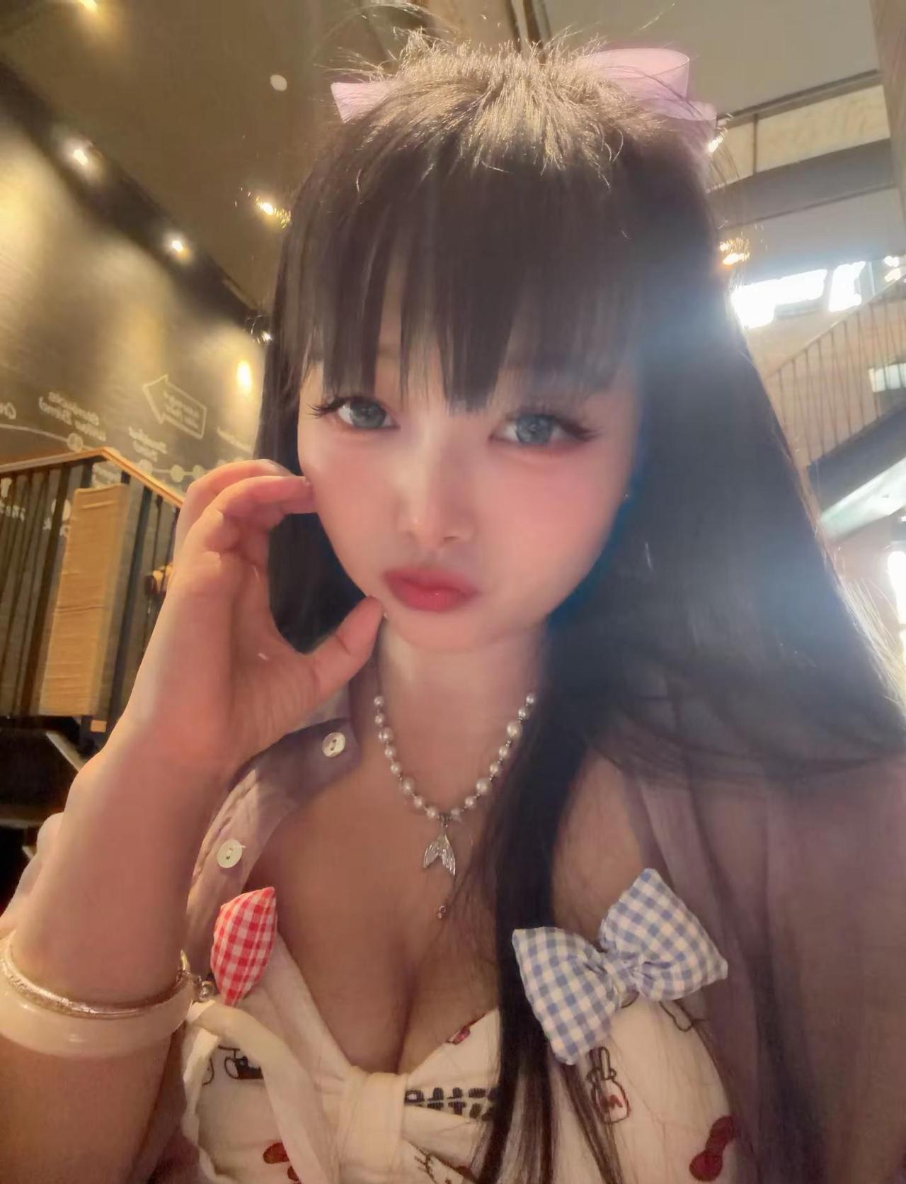 一会穿短袖短裙，一会穿长袖长裙，一会下大雨，一会出大太阳，一会身体正常，一会咳嗽
