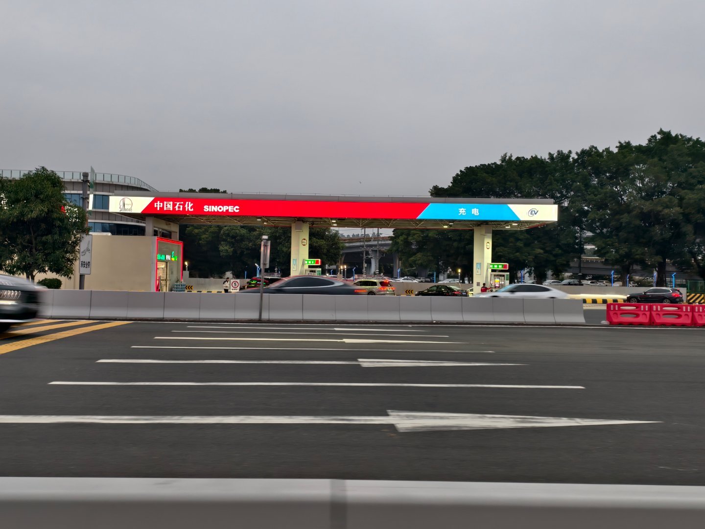 风起于青萍之间，曾几何时大家对于新能源还那么抗拒。在渗透率突破50%并稳定下来的