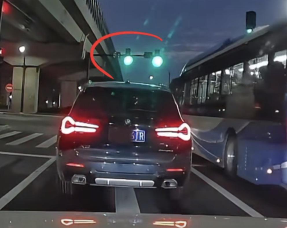 开车的朋友千万要注意了，不是你闯红灯才会被处罚，如果你是遇到绿灯不走，仍是可以被