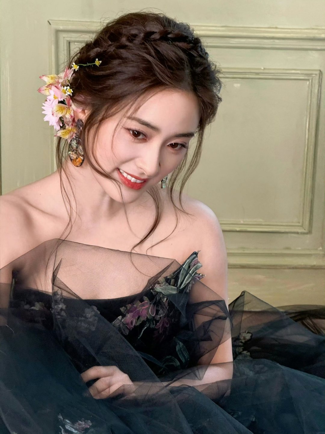 沈月油画里的少女亮相第二十一届长春电影节红毯，沈月一身黑色花卉刺绣抹胸长裙格外亮