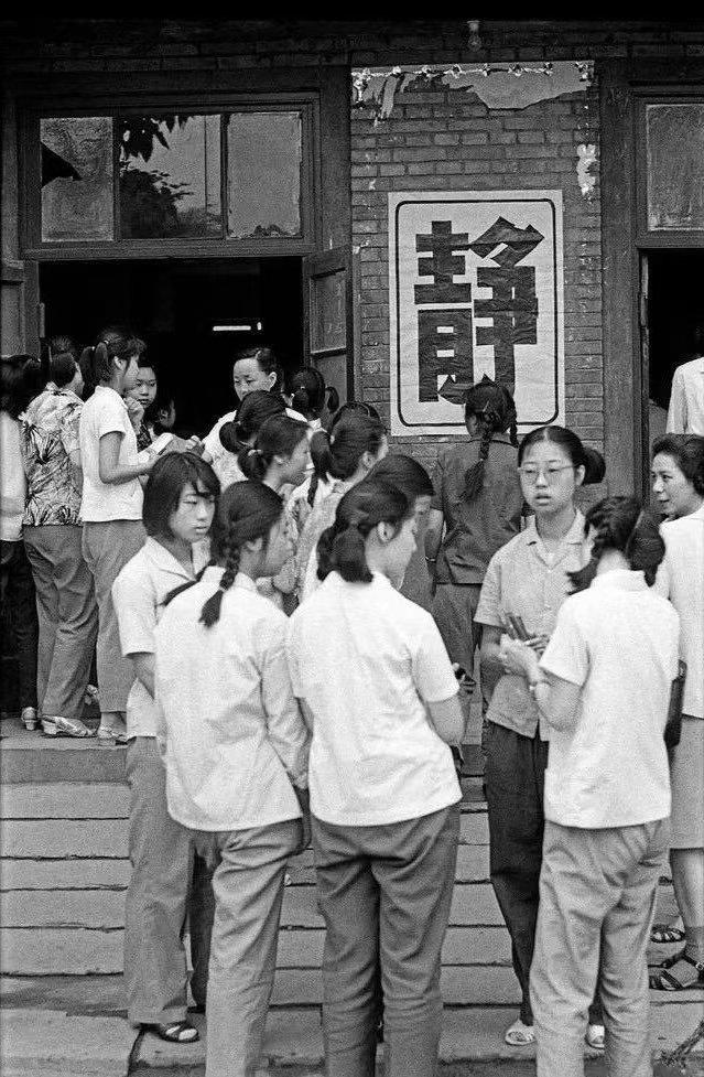 一张老照片看30多年的高考考场外是啥样

看到一张80年高考的老照片，考生正在教