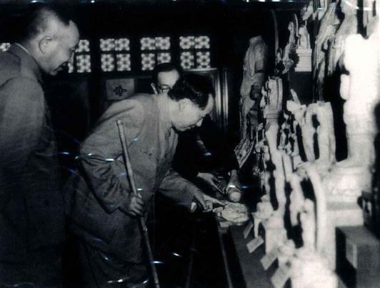 1954年4月毛泽东参观出土文物。