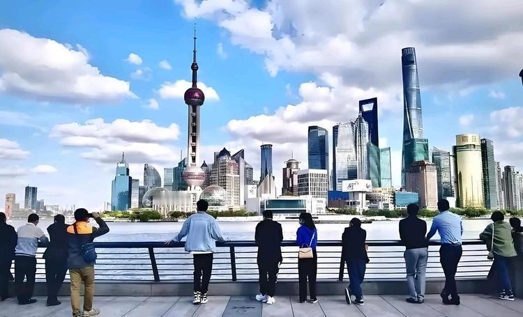 公益自发清理路边遗留地钉，却被现场工作人员叫停，理由是在作业的时候扬尘不达标。