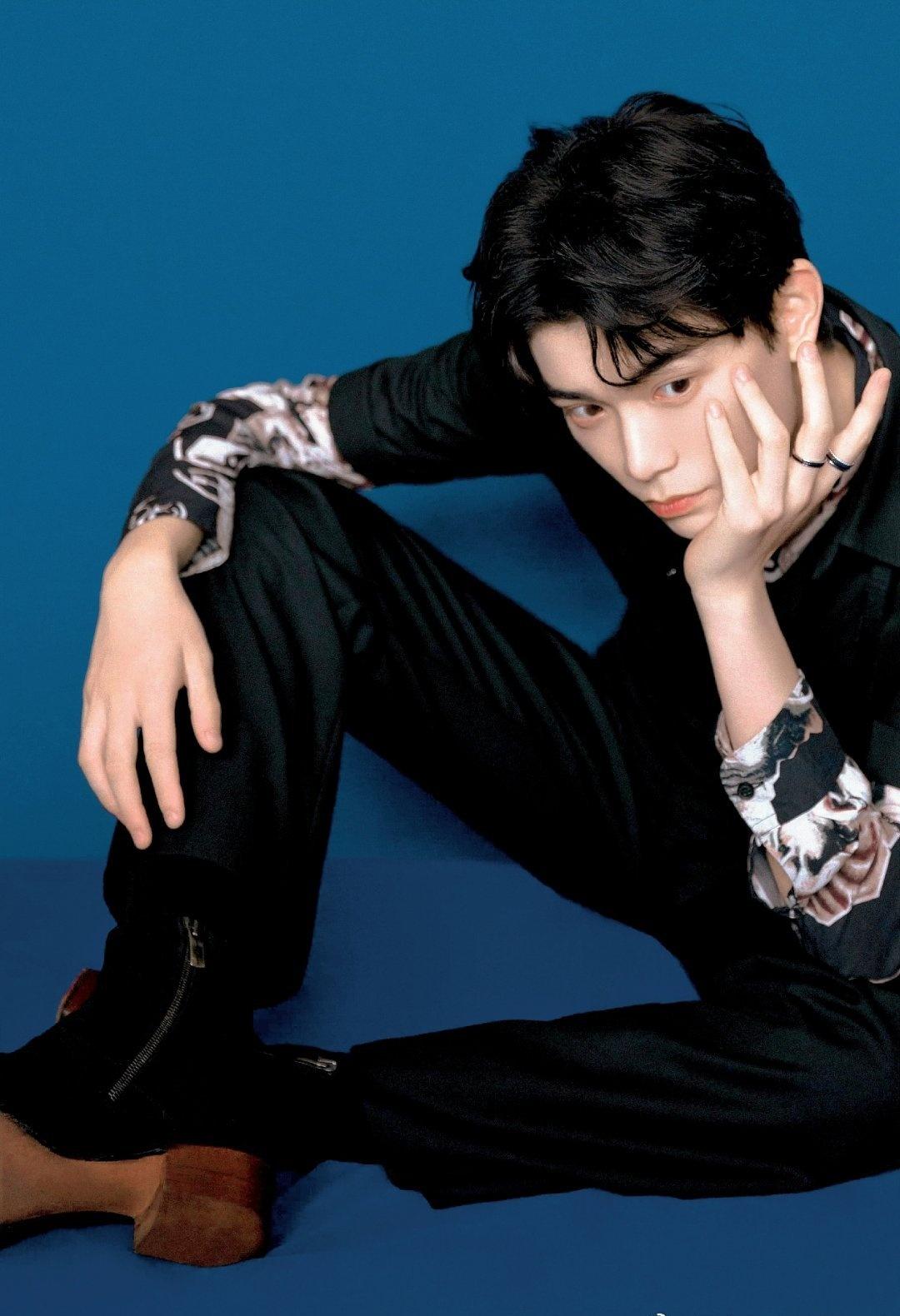 窗棂漏下的晨光，不张扬却让尘埃起舞，在某个抬眼的瞬间，连影子都学会了温柔@丁禹兮