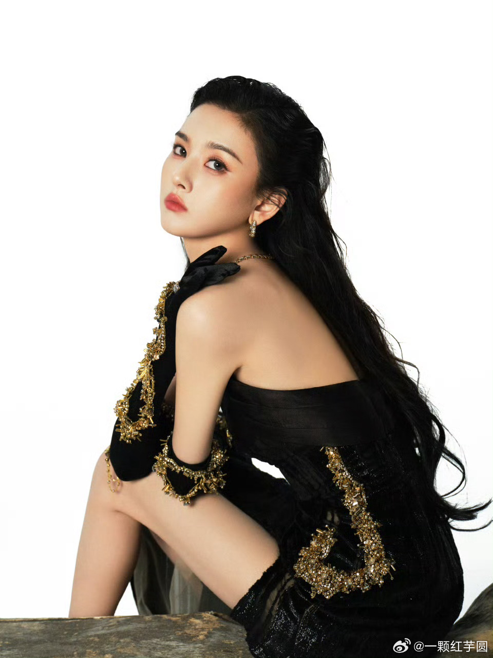 宋祖儿 第二套微博之夜造型！！！我天啊！太亮眼了！！鹅今天要大鲨四方了