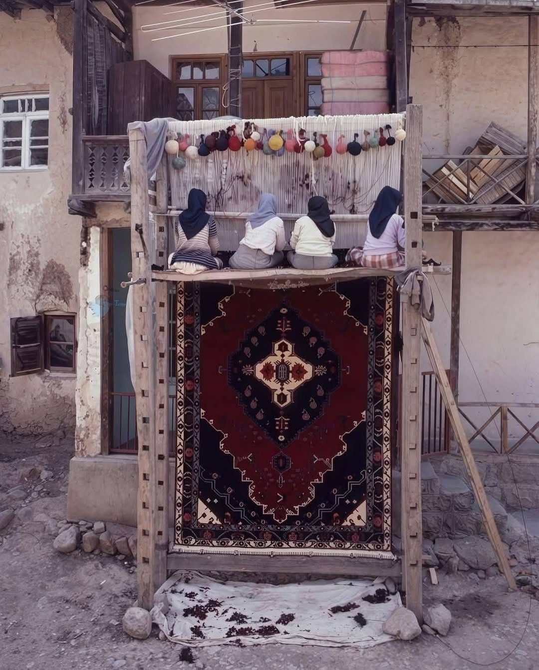 1989，伊朗，织地毯的女工人 