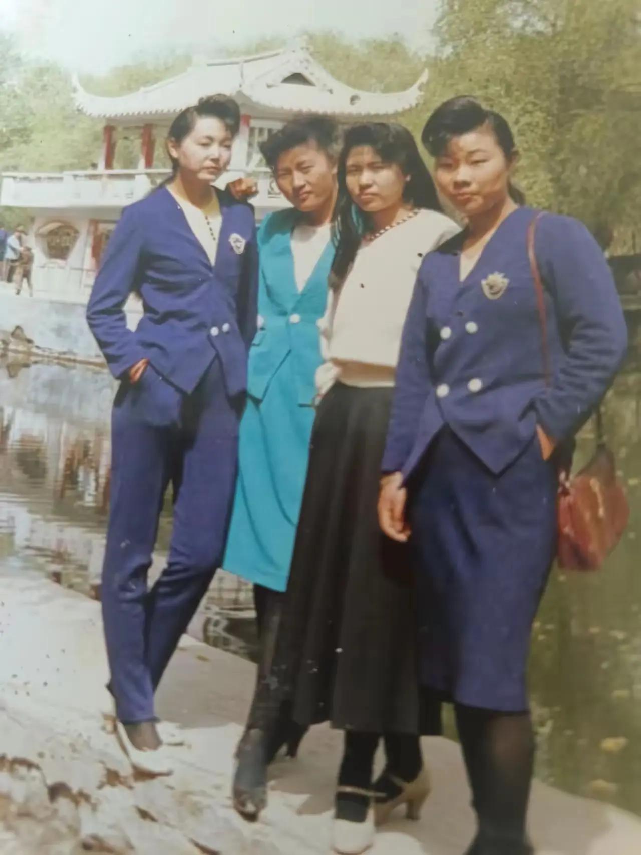 从脸型，身材上看大概是东北人
不如我们南方人秀气[黑线]