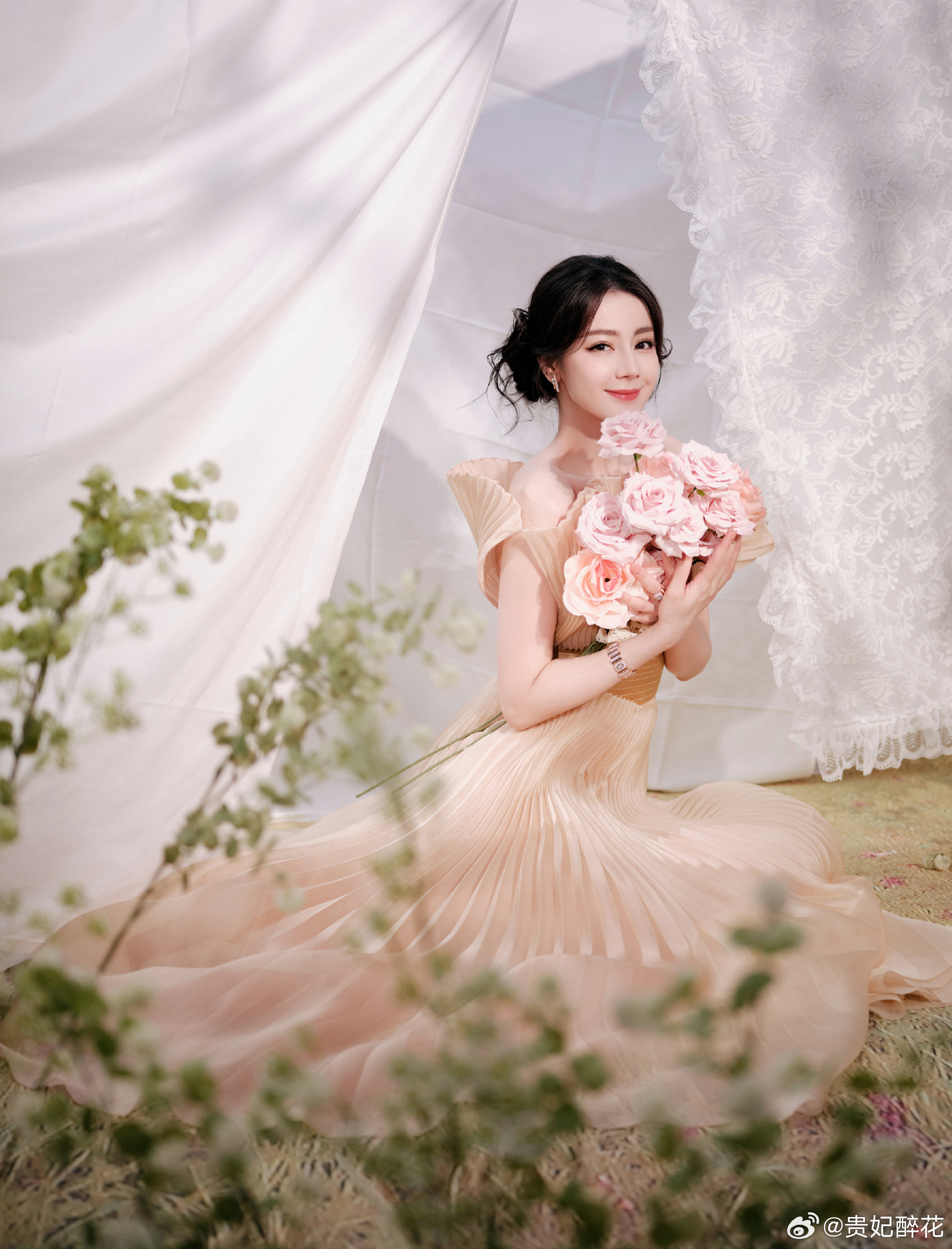 迪丽热巴｜品牌直播热巴来咯   ～   高定新造型 ！身穿 Alexis Mab