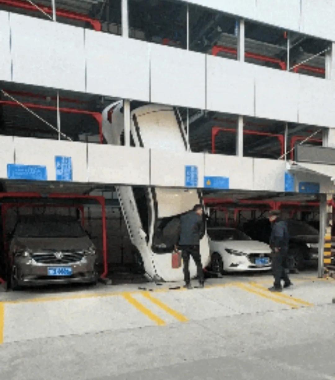 南阳一车库有车辆掉落？
昨日有网友爆料称，
南阳市第一人民医院立体车库，有一辆汽
