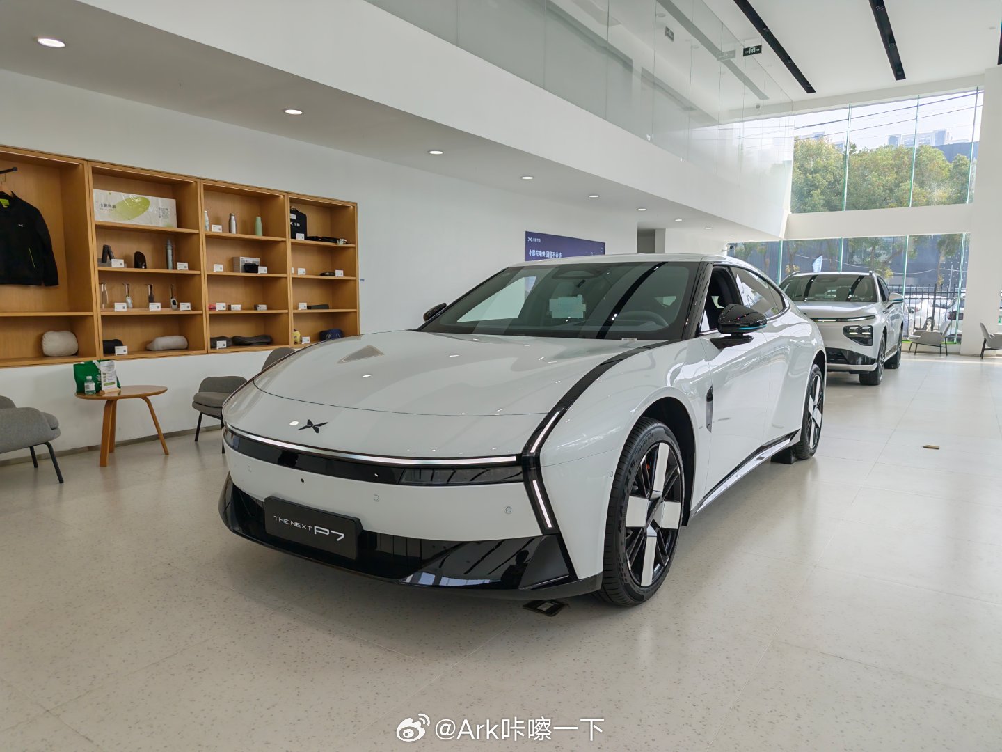 今天在跑华为乾崑智驾大赛的时候，顺道儿去了趟小鹏体验店，新款白色的小鹏P7好看