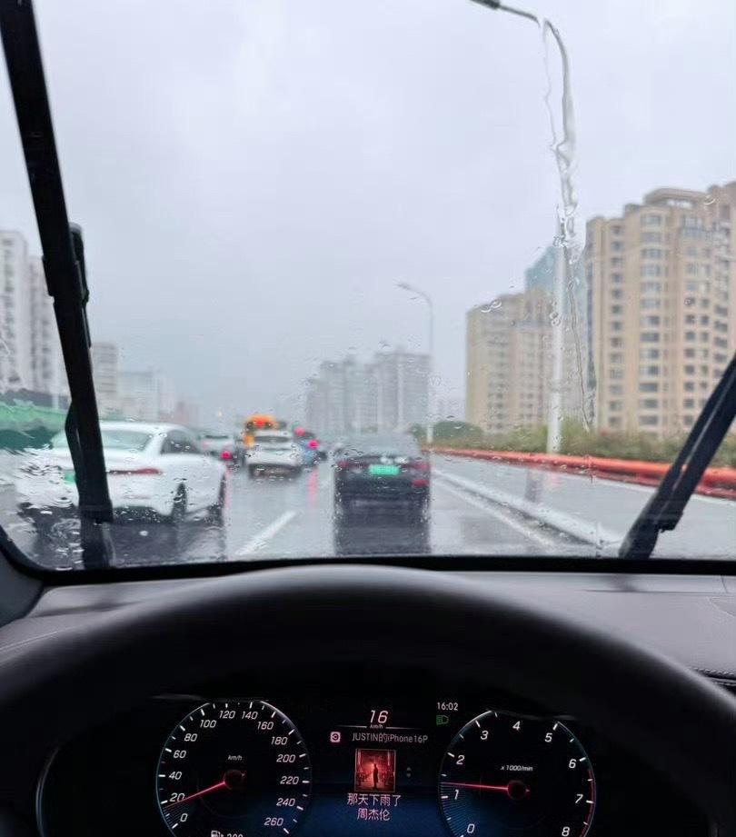 台风又有台风了，最近天气变化快，大家都要注意安全[来抱抱] ​​​