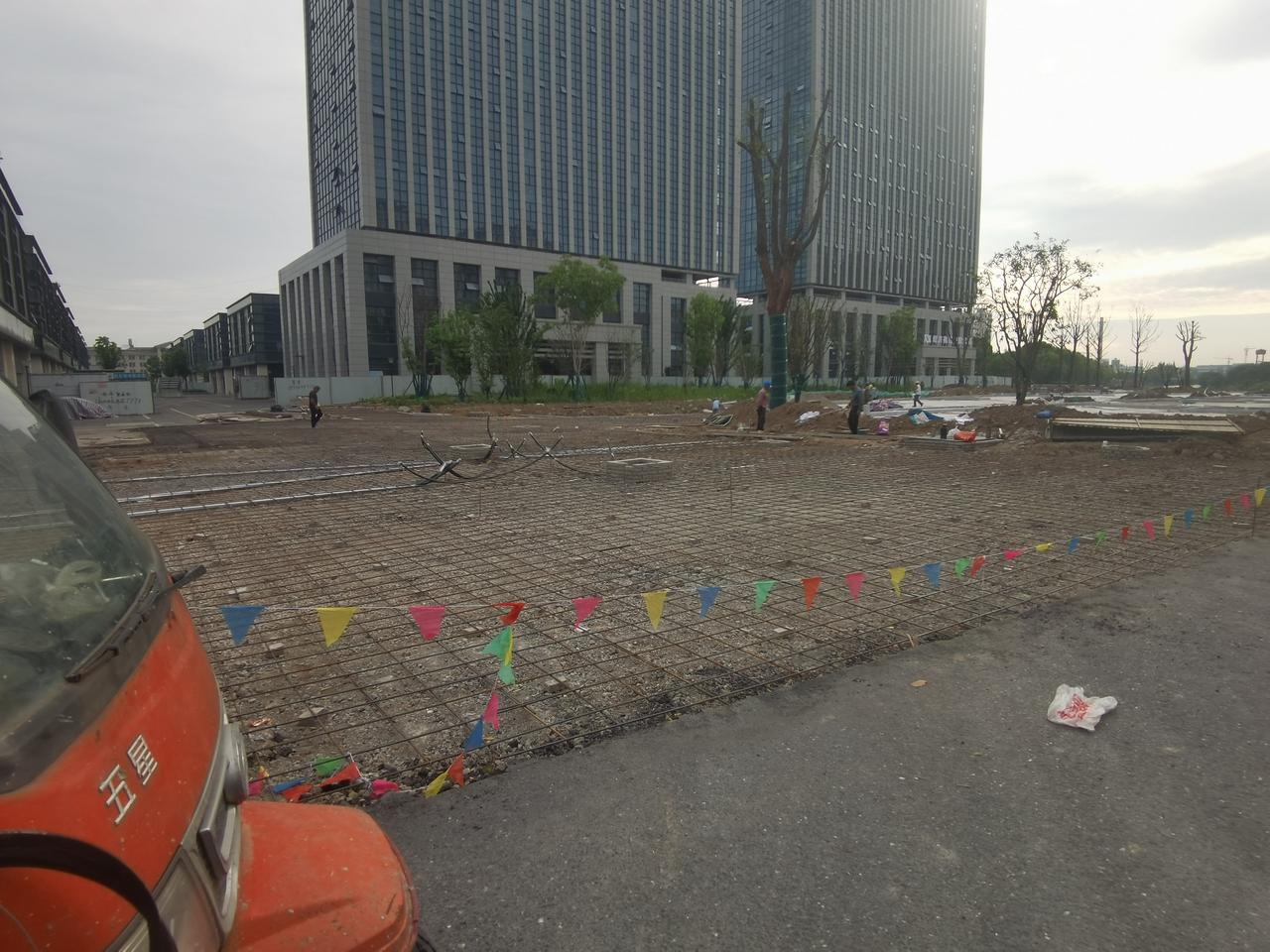袍江安居城的大门口路要浇个地基，再铺沥青。袍江安居城 袍江安防城 袍江活力城 绍