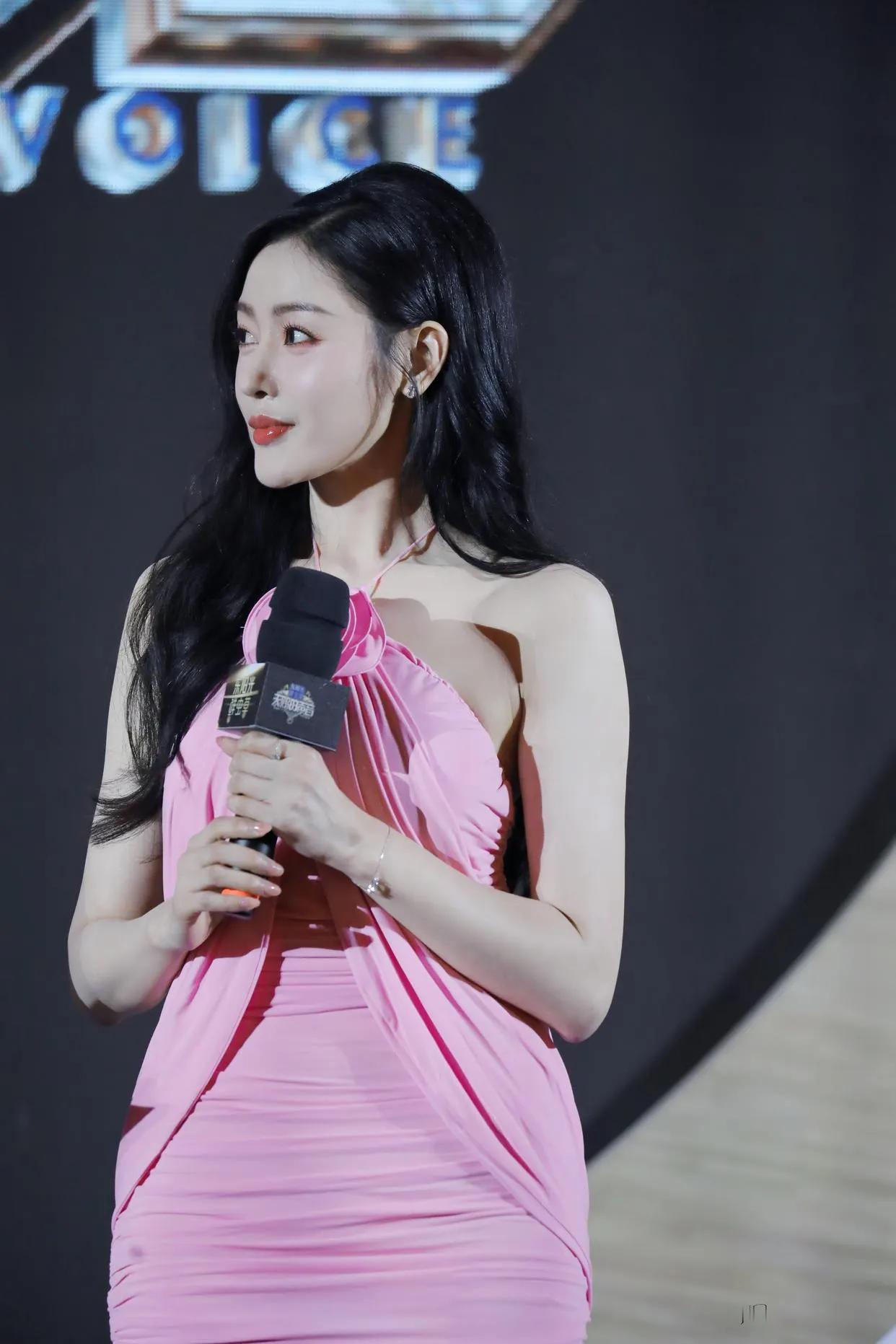 张天爱的最新活动现场造型曝光了，太子妃的气质真的好美。