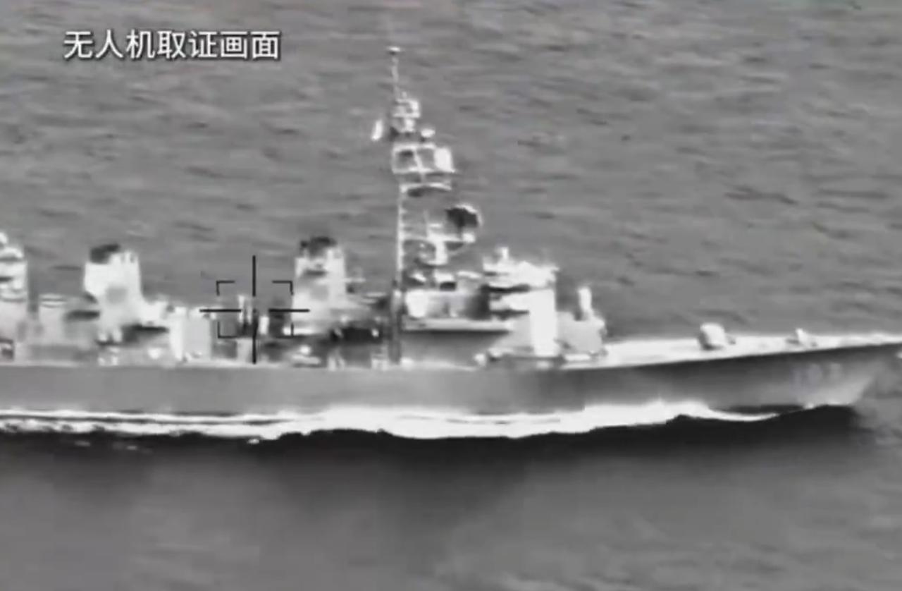 官方放出了4月17日日本海上自卫队“雷”号驱逐舰穿越海峡的取证画面，动用了无人机
