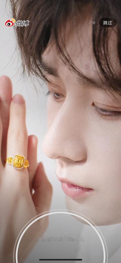 大半夜刷到成毅开屏图了   ee好漂亮