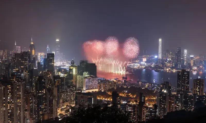 跨年夜零点一过，微博瞬间被“新年重启”刷屏，我却刷到一条高赞动态：洗洗睡，明天还