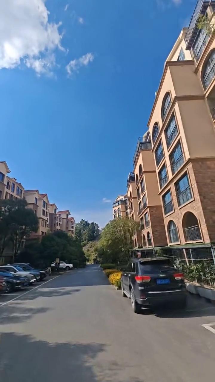 阳光正好，荆州还看国庆佳节，还是有很多车子停在上面的，带上来享受那种好的空气、好