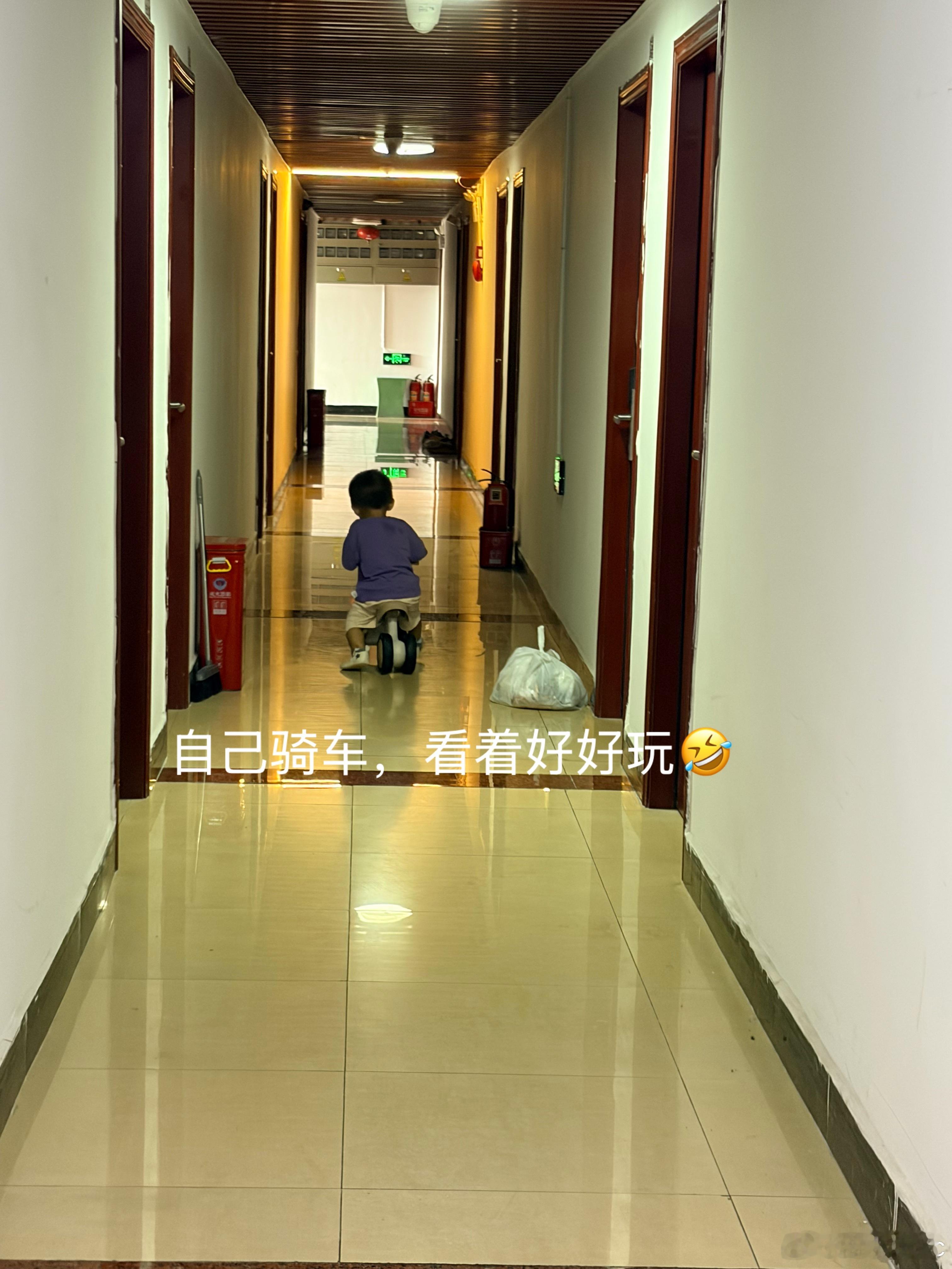 早上醒来就九点多了，然后中午就睡不着啦！买了饺子皮包饺子，没想到娃不爱吃里面的馅