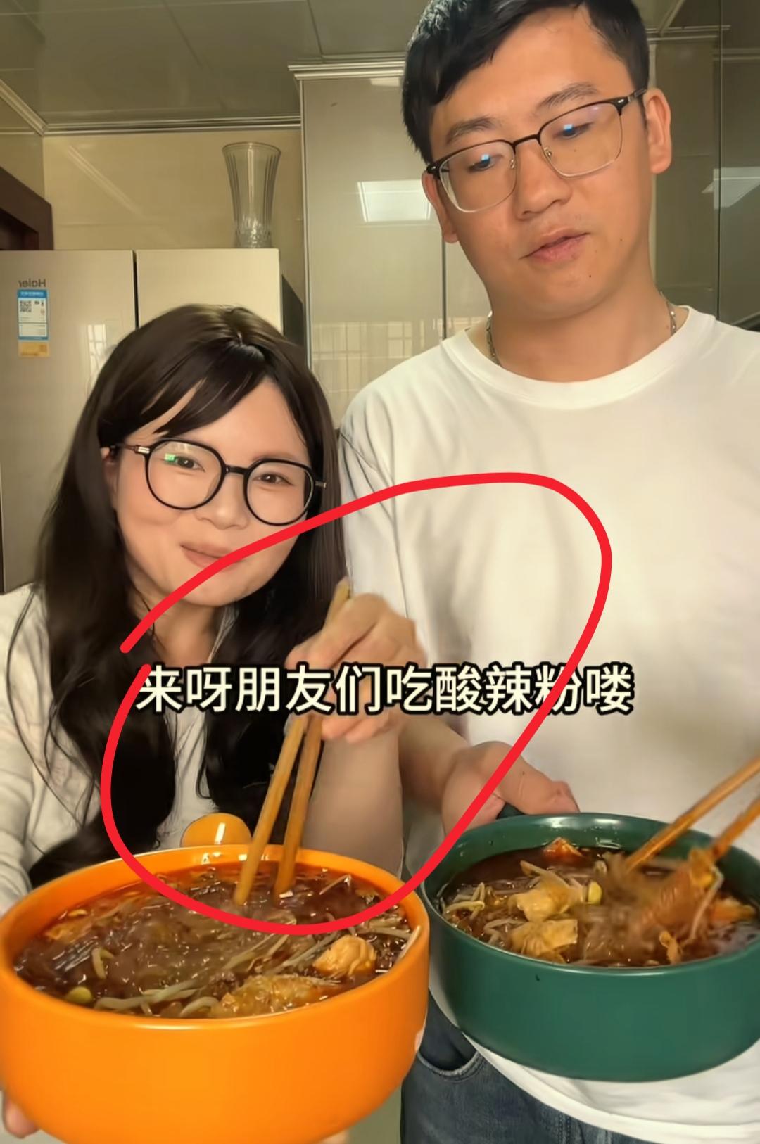 现在全网最糟心的女人就是渝小丫了吧！
不是因为二婚带娃辛苦，也不是因为直播收入不