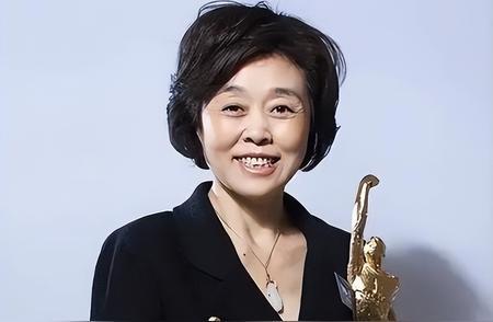 前女排队长孙晋芳：退役享受正厅级待遇，66 岁患血癌，靠换血续命。

这行字揭开